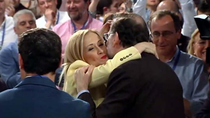 Rajoy saluda a Cristina Cifuentes al inicio de la Convención del PP en Sevilla 