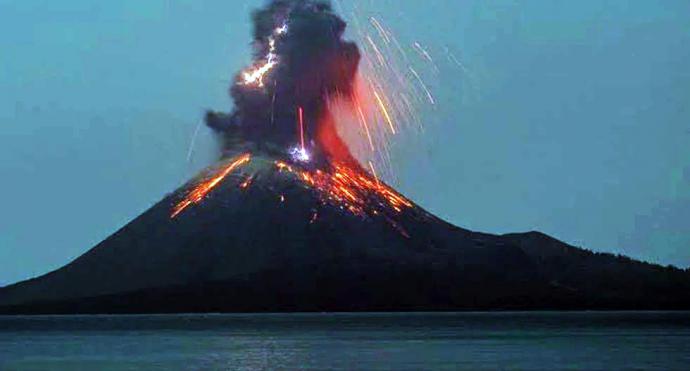 Indonesia: El volcán Krakatoa entra en erupción y expulsa nubes de ceniza, humo y magma