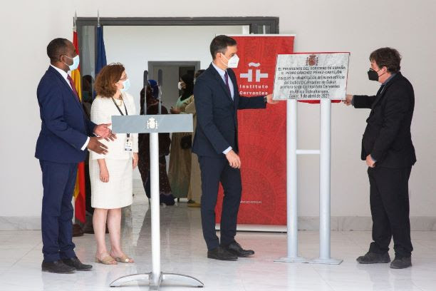 Sánchez y Luis García Montero, director del Instituto Cervantes, desvelan la placa conmemorativa en la nueva sede senegalesa. A su lado, la embajadora española Olga Cabarga y el director del Cervantes de Dakar, Néstor Nongo. Foto: Instituto Cervantes (Javier Acebal) 