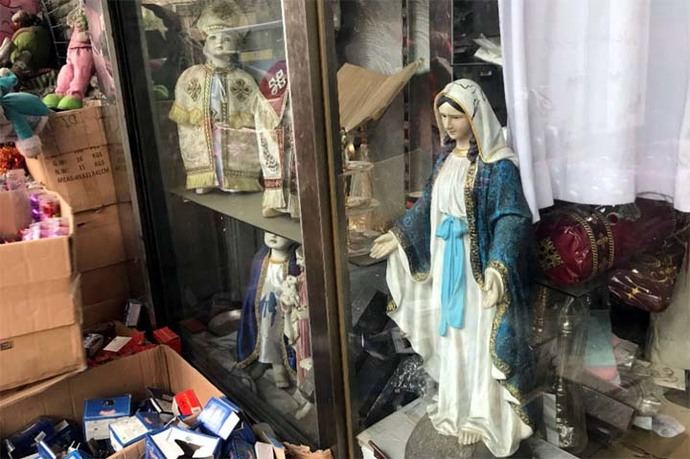 Escaparate en tienda egipcia con artículos religiosos cristianos (imagen de referencia)