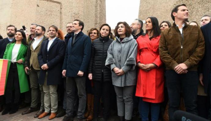 El presidente de VOX, Santiago Abascal (segundo desde la izquierda); el líder del PP, Pablo Casado; y el líder de Ciudadanos, Albert Rivera: junto a otros asistentes a la concentración. 