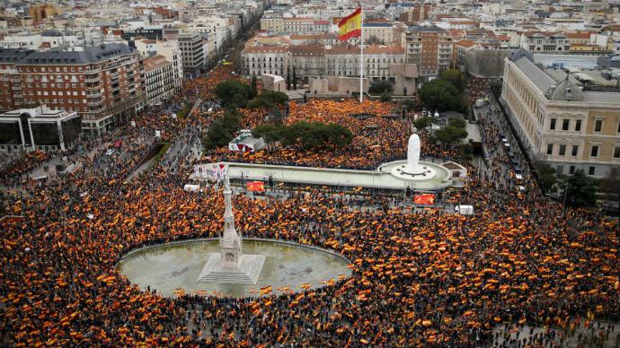 Apenas 45.000 personas -según la policía logró convocar la "Triple Alianza" de la derecha y ultraderecha para exigir la convocatoria de elecciones generales 