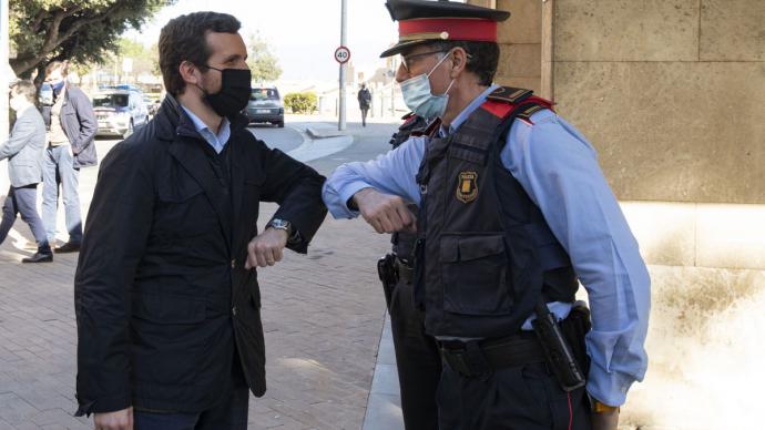 Casado reniega de todo su pasado político para intentar salvar la campaña catalana