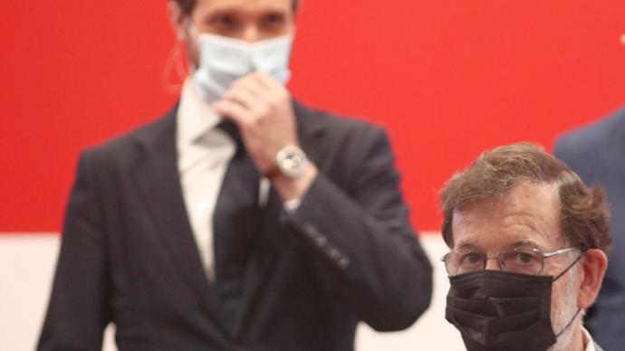 Pablo Casado tras Mariano Rajoy durante un acto público