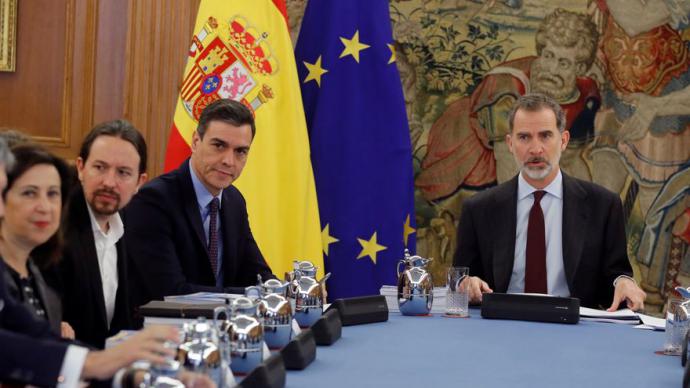 Felipe VI, con el presidente Pedro Sánchez y el vicepresidente Pablo Iglesias Pool - Archivo 