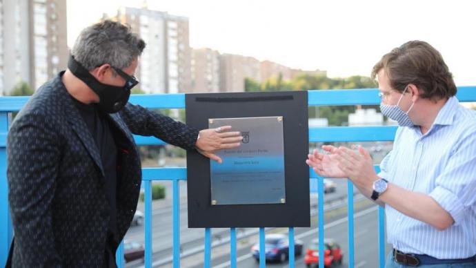 Alejandro Sanz inaugura junto al alcalde de Madrid una placa homenaje que bautiza un puente de la M-30 como Puente del Corazón Partío. TW José Luis Martínez Almeida