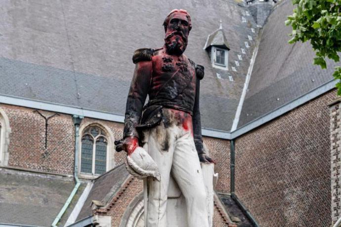 Una estatua del rey Leopoldo II que durante 150 años estuvo en el centro de Amberes fue retirada en las últimas horas de la ciudad belga.