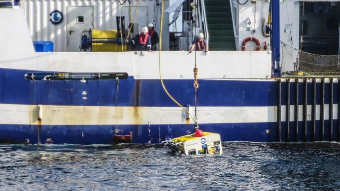 Largado del ROV al agua para la toma de imágenes desde el buque Ángeles Alvariño 