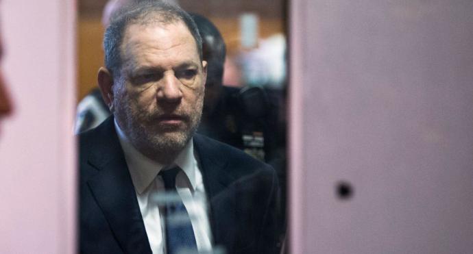 El productor de Hollywood Harvey Weinstein fue sentenciado a 23 años de cárcel por agresión sexual y violación.