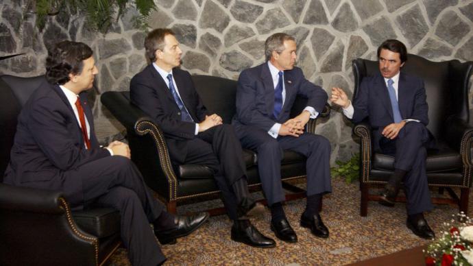 Aznar junto a Barroso, Blair y Bush en la cumbre de las Azores en 2003. Fuerza Aérea de EEUU