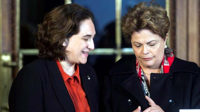 Dilma Rousseff (d) junto Ada Colau alcadesa de Barcelona