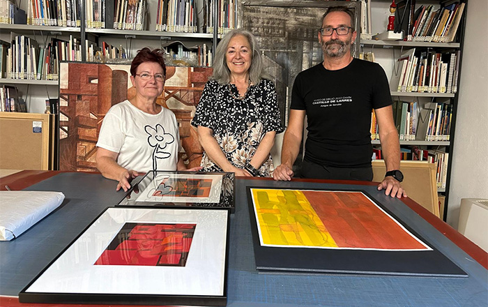EL MUDDI adquiere tres dibujos de Gualalupe Luceño en el Castillo de Larrés. Su director, Alfredo Gavín, recibió las obras para la institución