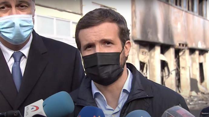 Pablo Casado junto a Xavier García Albiol, ante el edificio incendiado en Badalona Partido Popular 