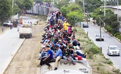 En la imagen de referencia, inmigrantes atraviesan territorio mexicano en el tristemente célebre tren de carga apodado 'La Bestia'