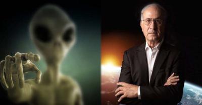 Haim Eshed, ex jefe de la dirección espacial del Ministerio de Defensa de Israel junto a la recreación de un extraterrestre