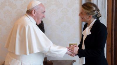 La vicepresidenta segunda del Gobierno y ministra de Trabajo y Economía Social, Yolanda Díaz, junto al Papa Francisco en el Vaticano. EFE/EPA/VATICAN MEDIA HANDOUT HANDOUT EDITORIAL USE ONLY/NO SALES