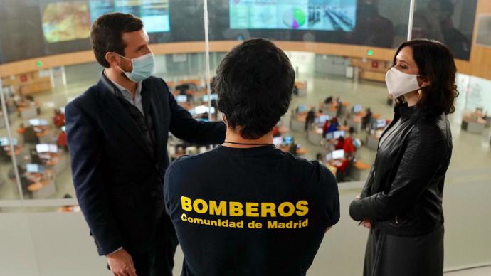 Casado y Ayuso, este martes, en el centro de emergencias de la Comunidad de Madrid. David Mudarra / PP