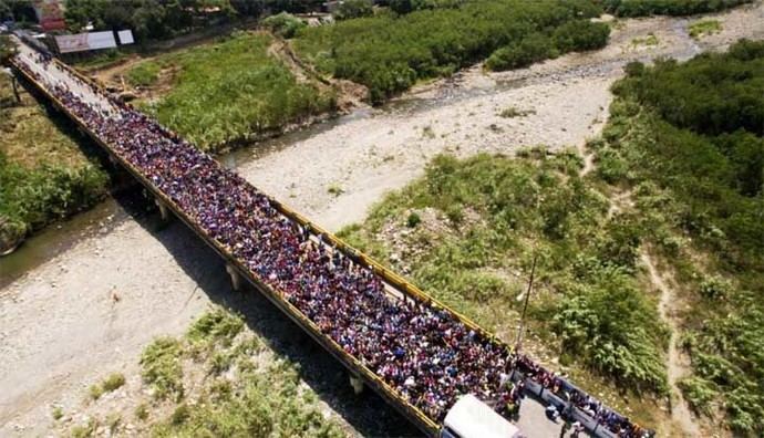 Cientos de venezolanos  cruzando el puente para acceder a la frontera con Colombia