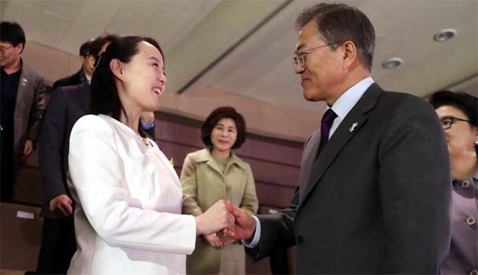 Kim Yo-jong, hermana de Kim Jong-un, estrecha la mano del presidente de Corea del Sur Moon Jae-in. 