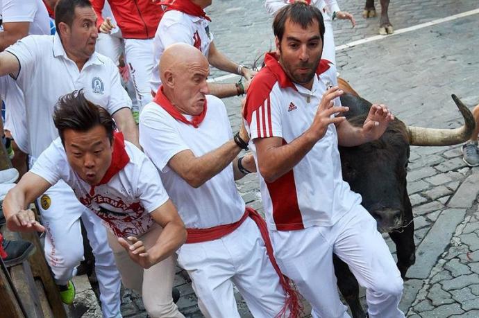 Un herido por asta y tres más por contusiones en el sexto encierro de los Sanfermines