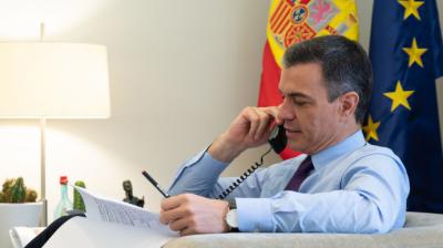 Pedro Sánchez conversa por teléfono desde su despacho en Moncloa. Imagen de archivo.