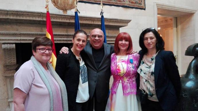 La periodista de Karmen Garrido recibe la insignia de Chevalier de la Orden Nacional francesa