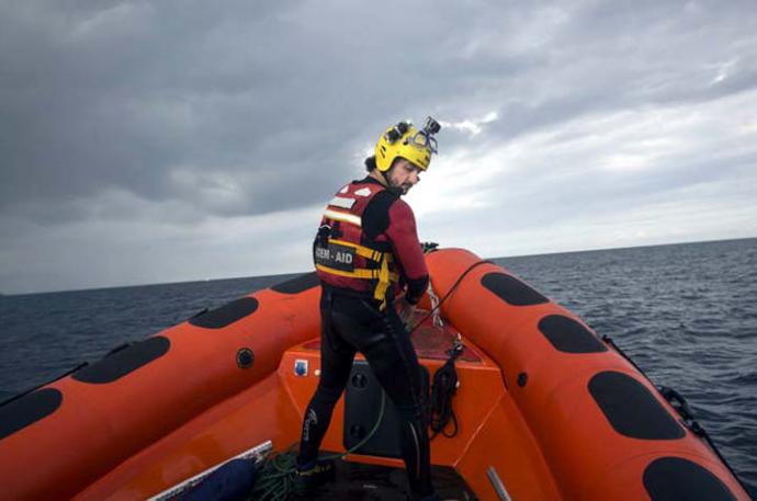 Un bombero voluntario de la organización Maydayterraneo, navega en aguas del Mediterráneo central frente a las costas libias, durante la búsqueda del cadáver de una persona. SANTI DONAIRE