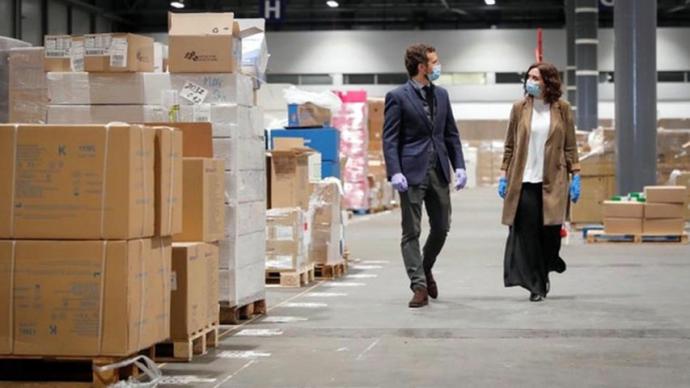 Pablo Casado e Isabel Díaz Ayuso, durante una visita al hospital construido en IFEMA. PP 