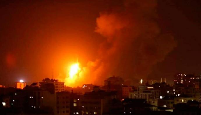 Bombardeo de las fuerzas aéreas de Israel sobre Jan Yunis, ciudad ubicada al sur de la franja de Gaza. 