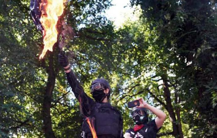 Jefe de policía renuncia tras instar a la violencia contra los demócratas en EEUU