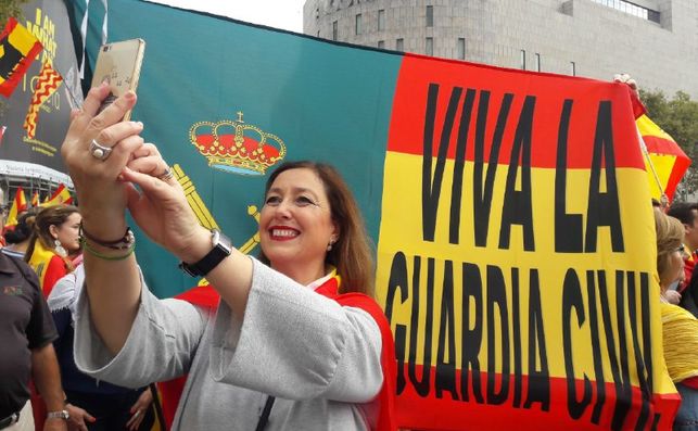 Una de las asistentes a la manifestación por la unidad de España en el centro de Barcelona NT