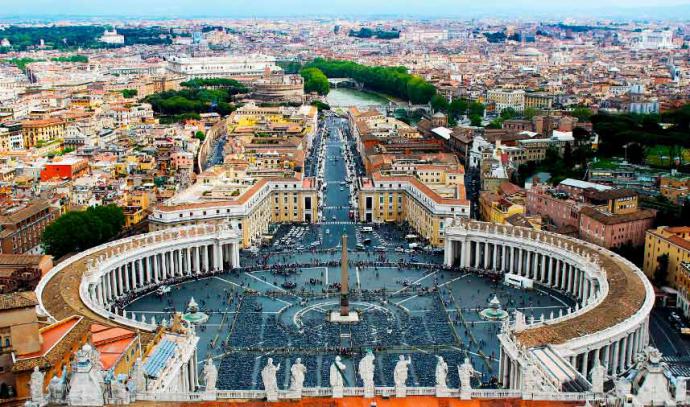 Un nuevo escándalo sacude a la aristocracia vaticana. (en la imagen de referencia, la Plaza de San Pedro en el Vaticano)