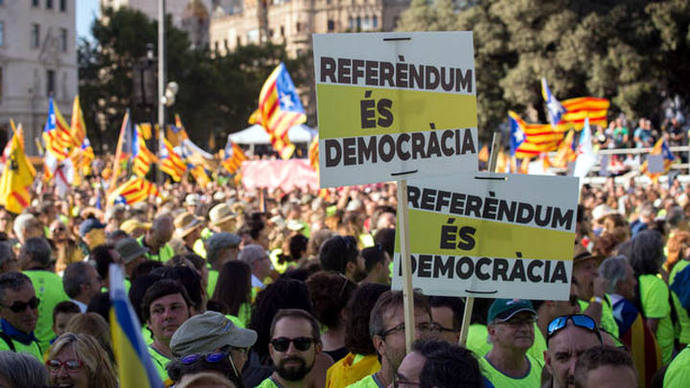 Carteles de apoyo al referéndum en la manifestación de la Diada 2017 ©SANDRA LÁZARO