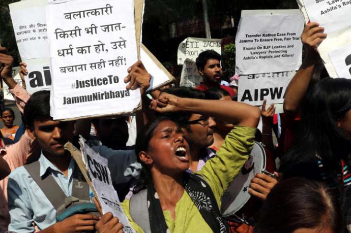 Varias activistas sostienen pancartas en las que se puede leer: "Gobierno indio, toma acciones severas contra los violadores" durante una protesta en Nueva Deli, India.