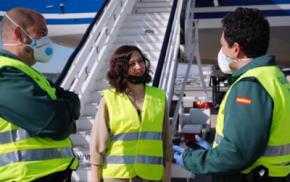 Ayuso llega casi dos horas tarde a la conferencia de presidentes porque estaba haciéndose unas fotos con un avión de material sanitario