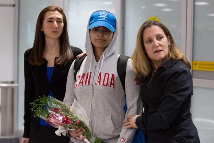 La joven saudita Rahaf Mohamed al Qunun llega al aeropuerto de Toronto, Canadá, y es acompañada por la Ministra de Exteriores de Canadá, Chrystia Freeland.