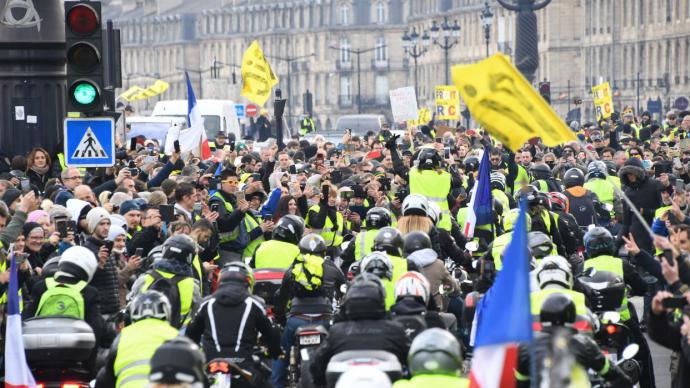 'Chalecos amarillos' exigen un referendo para cambiar a Francia