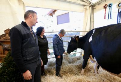 Trasierra acogió la VI Feria de la Leche, que contó con la mejor vaca de Europa de la raza frisona.