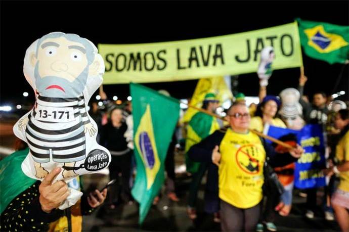 Habitantes de Brasilia celebran la condena contra el expresidente Luiz Inácio Lula da Silva, el más reciente eslabón de la investigación que desveló la enorme trama de corrupción en Petrobras.