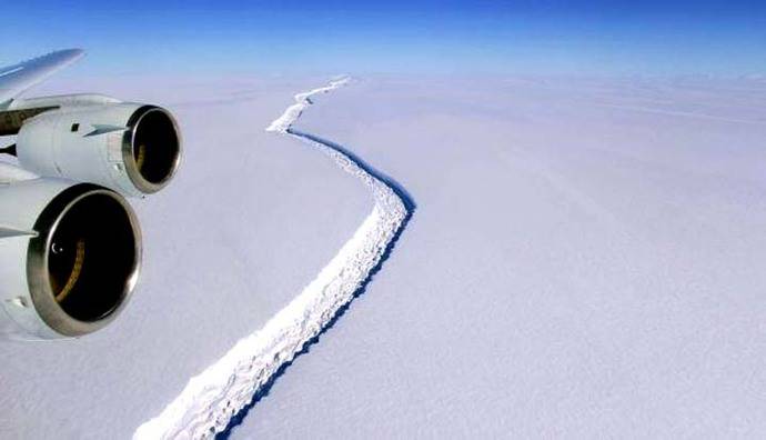 Un iceberg de 5.800 Km cuadrados avanza por la Antártida