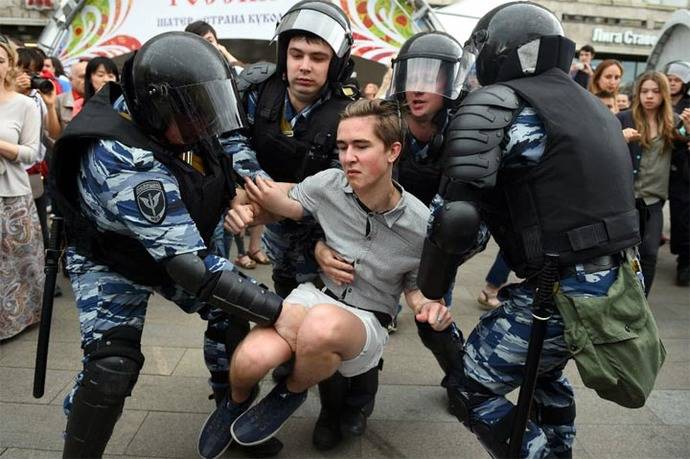 Un joven manifestante detenido en Rusia. 