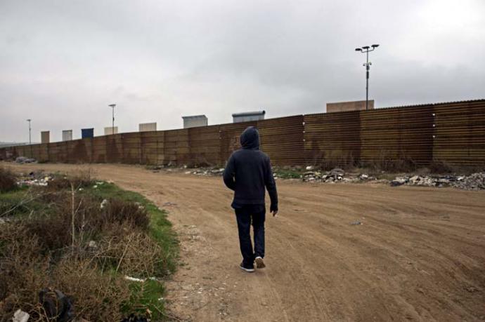 Los prototipos estadounidenses del muro fronterizo con México sobresalen del cerco fronterizo actual, visto desde Tijuana, estado de Baja California, México.