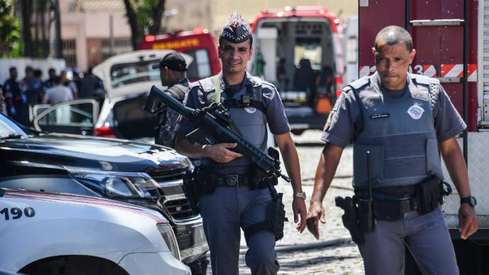 Dos atacantes matan a 10 personas en colegio de Sao Paulo y se suicidan