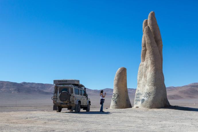 Mano en el Desierto, Mario Irrarázabal