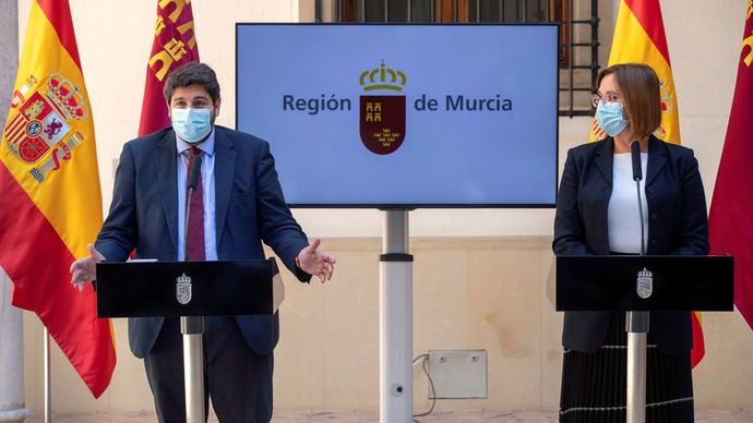 
El presidente de la Comunidad de Murcia, Fernando López Miras, y la vicepresidenta Isabel Franco, durante la rueda de prensa. EFE/Marcial Guillén 
