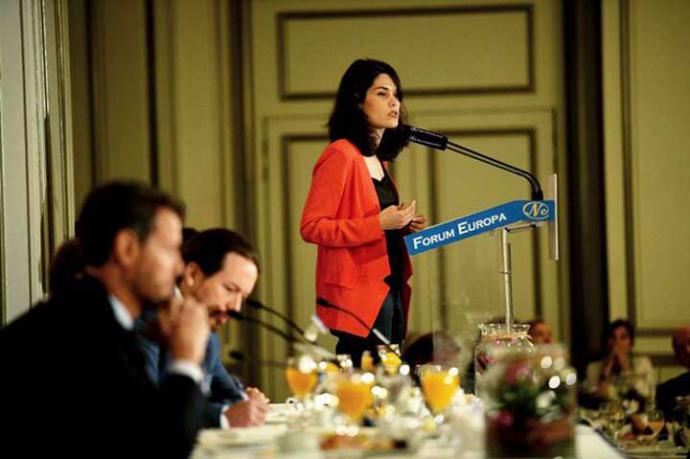 La candidata de Unidas Podemos a la Comunidad de Madrid, Isabel Serra, en un desayuno informativo acompañada por Pablo Iglesias. DANI GAGO (PODEMOS) / MADRID