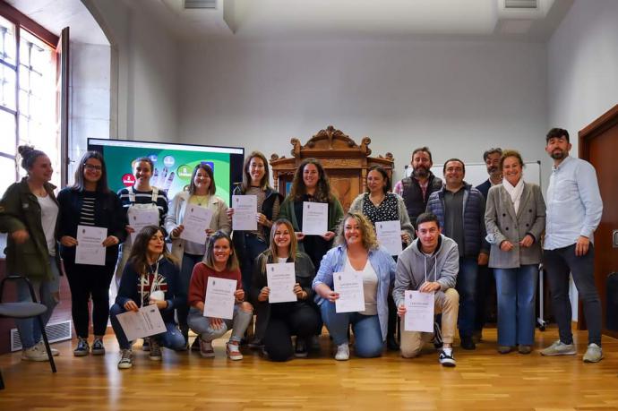 Dieciséis participantes en el curso de lengua de signos española en Comillas