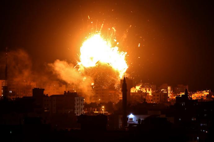 Foto del bombardeo a la estación de televisión de Hamas, al-Aqsa TV, la noche del lunes
