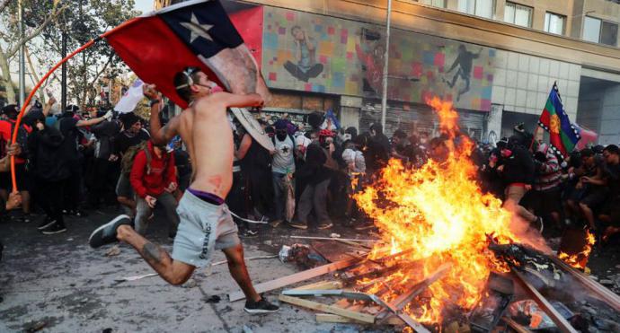 Violencia y huelga general agitaron Chile con masivas movilizaciones este martes