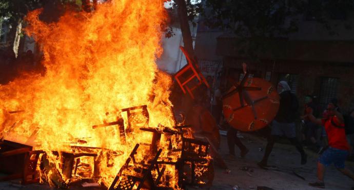 Violencia y huelga general agitaron Chile con masivas movilizaciones este martes